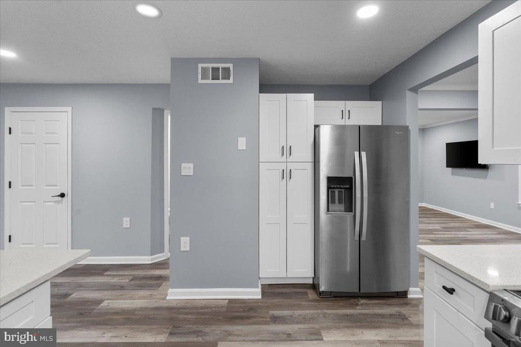 Image 13 of property listing at 10415 LABRADOR LOOP, Manassas, VA 20112