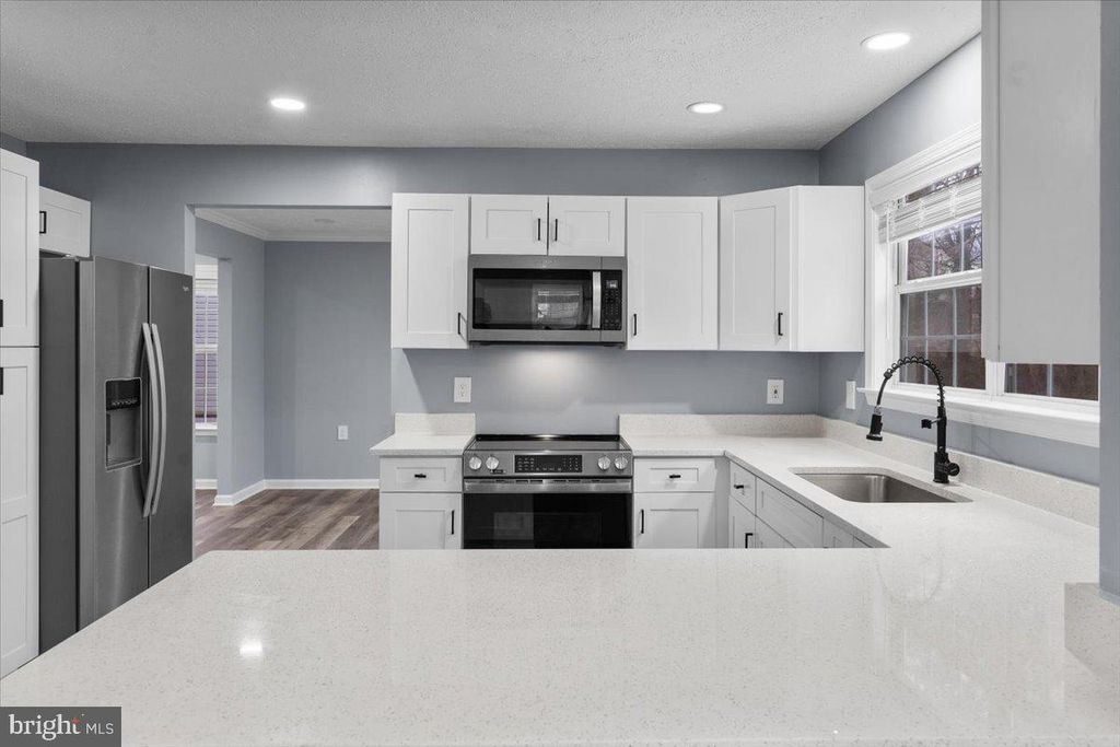 Image 15 of property listing at 10415 LABRADOR LOOP, Manassas, VA 20112