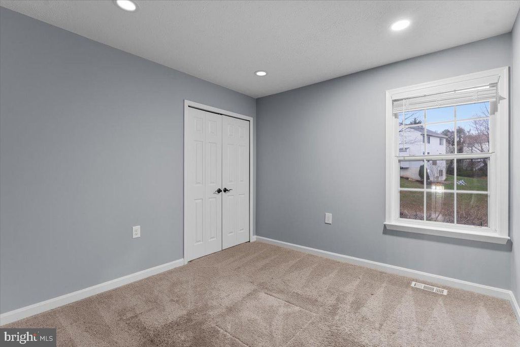 Image 26 of property listing at 10415 LABRADOR LOOP, Manassas, VA 20112