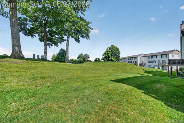 217 Oak Ridge Drive, Pontiac, MI 48341
