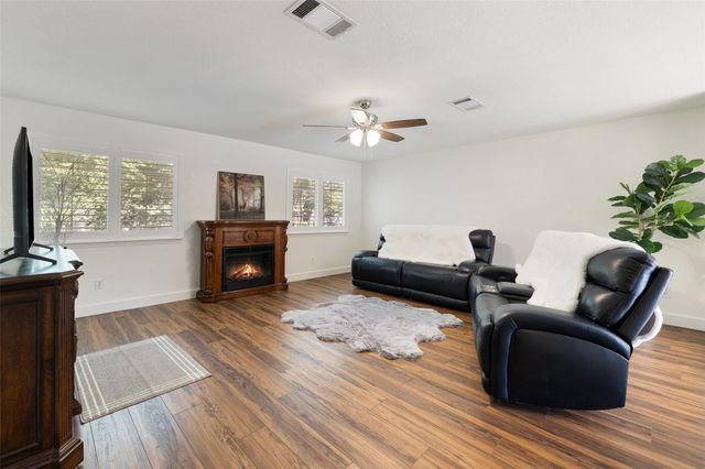 1004 Oaklands DR, Round Rock, TX 78681