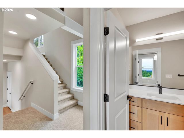 8819 Sw 176TH Ave, Beaverton, OR 97007