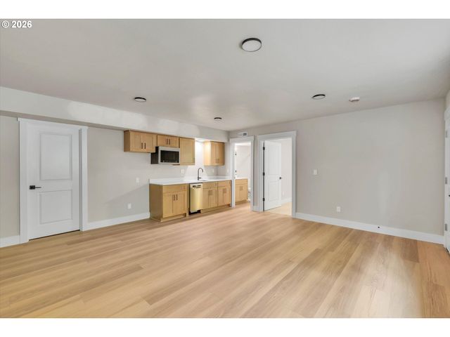 8819 Sw 176TH Ave, Beaverton, OR 97007
