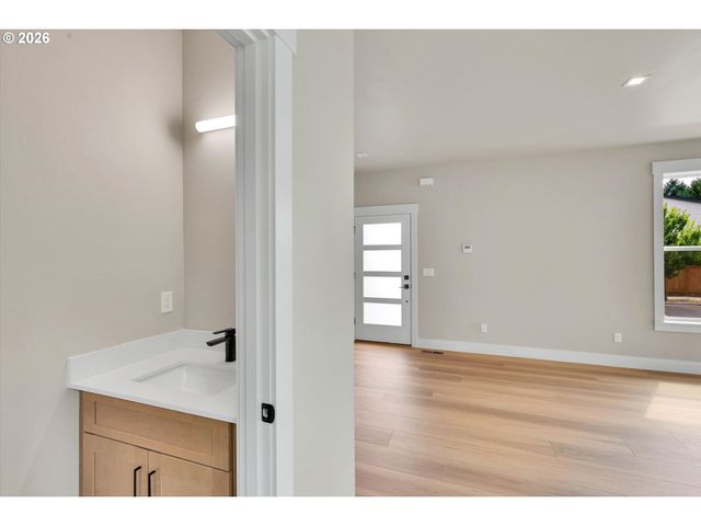 8819 Sw 176TH Ave, Beaverton, OR 97007