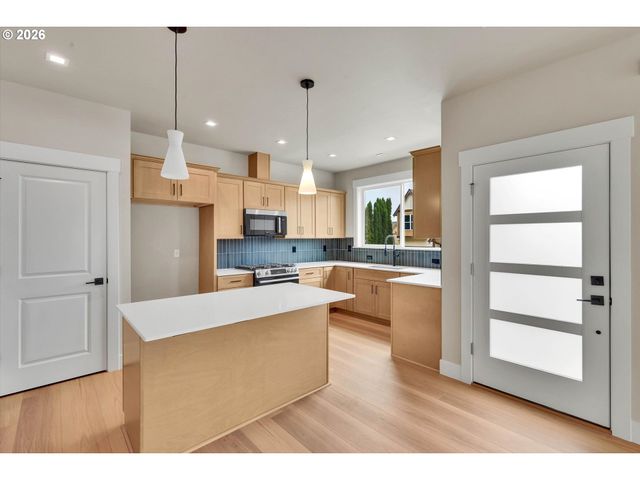 8819 Sw 176TH Ave, Beaverton, OR 97007