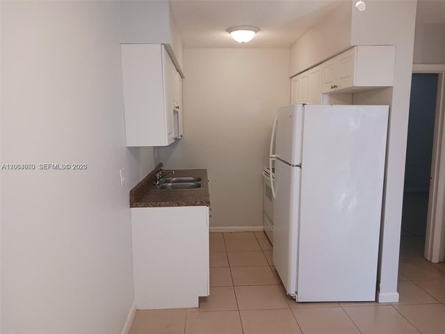 214 SE 8th St 3, Hallandale Beach, FL 33009