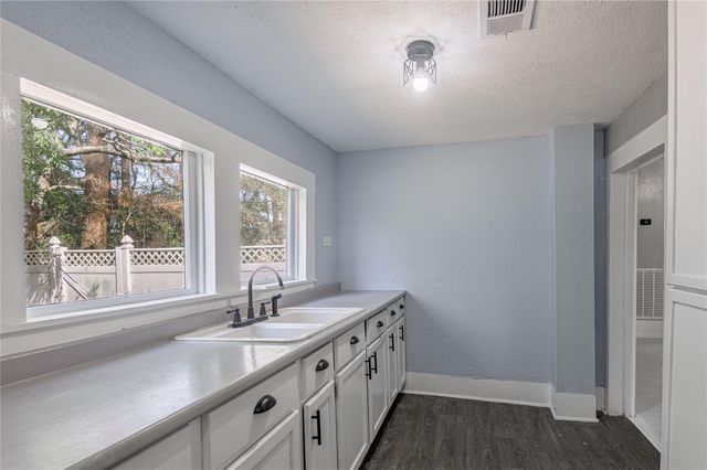 1002 Old Madisonville Road, Huntsville, TX 77320