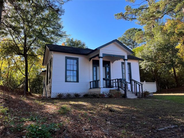 1002 Old Madisonville Road, Huntsville, TX 77320