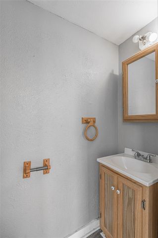 1002 Old Madisonville Road, Huntsville, TX 77320