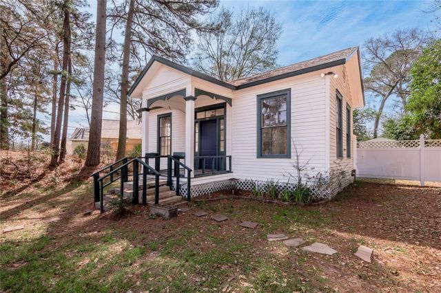 1002 Old Madisonville Road, Huntsville, TX 77320