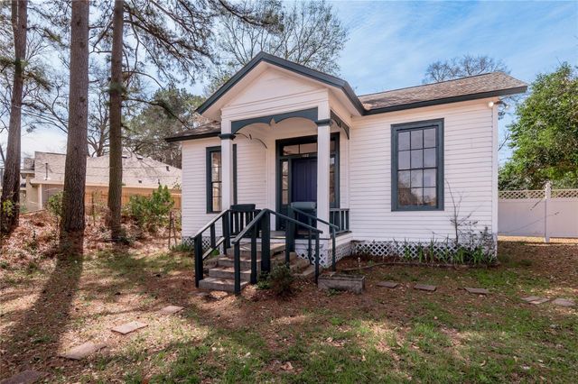 1002 Old Madisonville Road, Huntsville, TX 77320