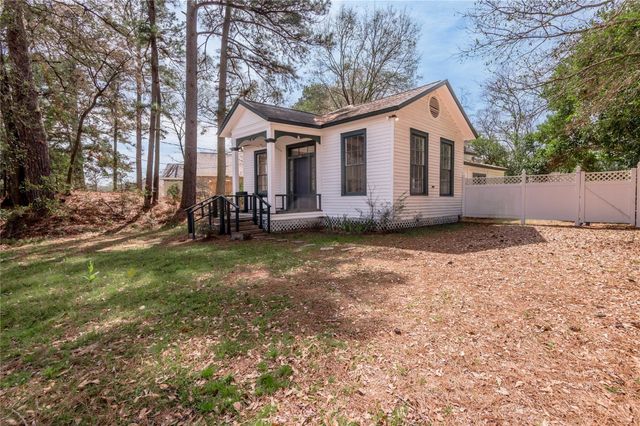 1002 Old Madisonville Road, Huntsville, TX 77320