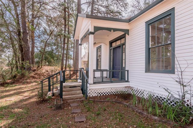 1002 Old Madisonville Road, Huntsville, TX 77320