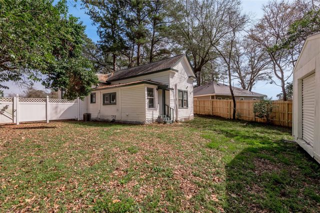 1002 Old Madisonville Road, Huntsville, TX 77320