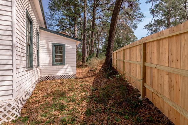 1002 Old Madisonville Road, Huntsville, TX 77320