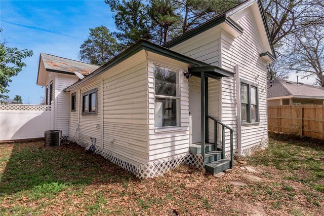 1002 Old Madisonville Road, Huntsville, TX 77320