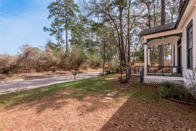 1002 Old Madisonville Road, Huntsville, TX 77320