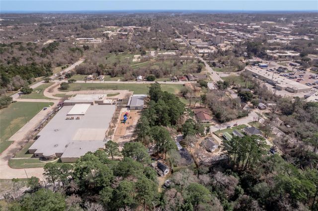 1002 Old Madisonville Road, Huntsville, TX 77320