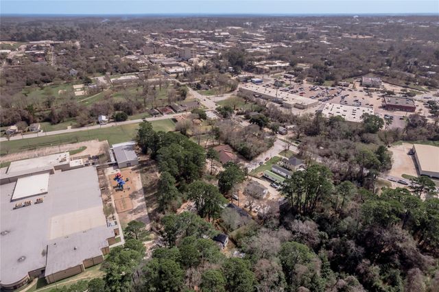 1002 Old Madisonville Road, Huntsville, TX 77320