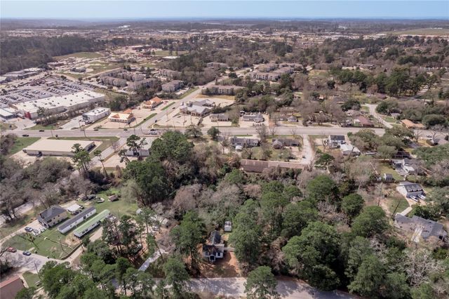 1002 Old Madisonville Road, Huntsville, TX 77320