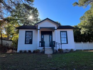 1002 Old Madisonville Road, Huntsville, TX 77320