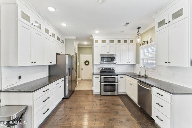 606 Eagle Bend Rd, Clinton, TN 37716