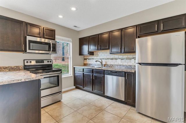 812 Highland Hill Court B, St Peters, MO 63376