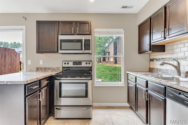 812 Highland Hill Court B, St Peters, MO 63376