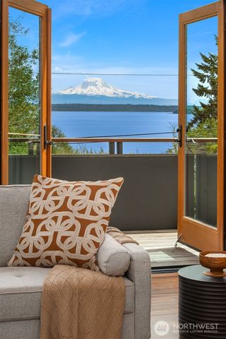 8302 SW Dilworth, Vashon, WA 98070