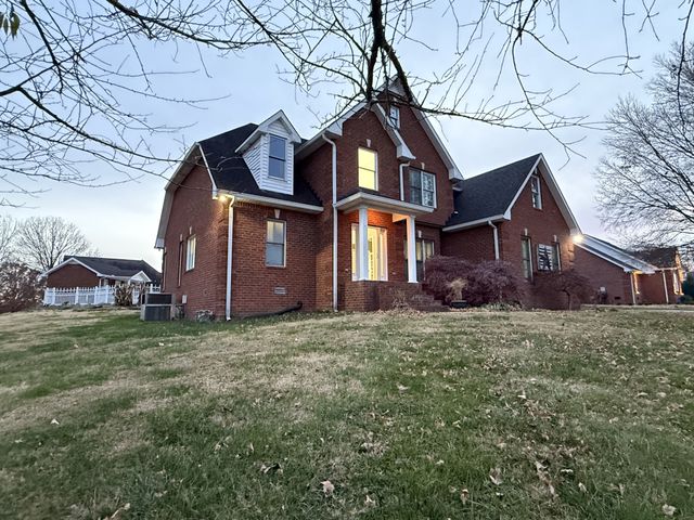 385 Thoroughbred Ln, Hartsville, TN 37074