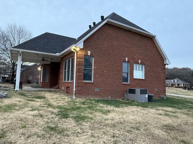 385 Thoroughbred Ln, Hartsville, TN 37074