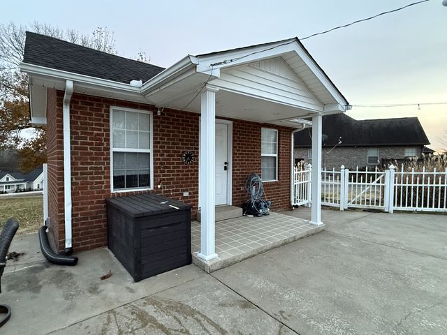385 Thoroughbred Ln, Hartsville, TN 37074