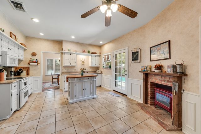 1719 Autumn Lane, Arlington, TX 76012