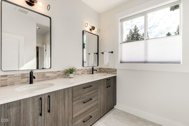 20449 Aberdeen Drive, Bend, OR 97702