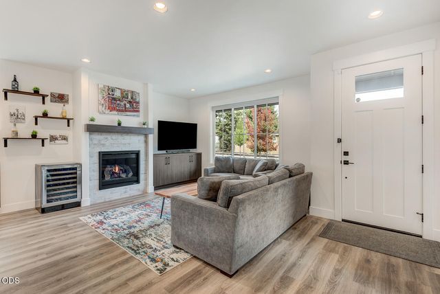 20449 Aberdeen Drive, Bend, OR 97702