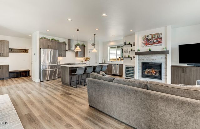 20449 Aberdeen Drive, Bend, OR 97702