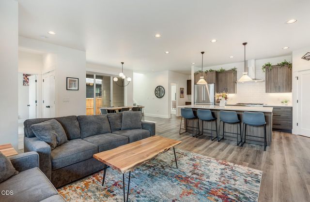 20449 Aberdeen Drive, Bend, OR 97702