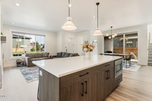 20449 Aberdeen Drive, Bend, OR 97702