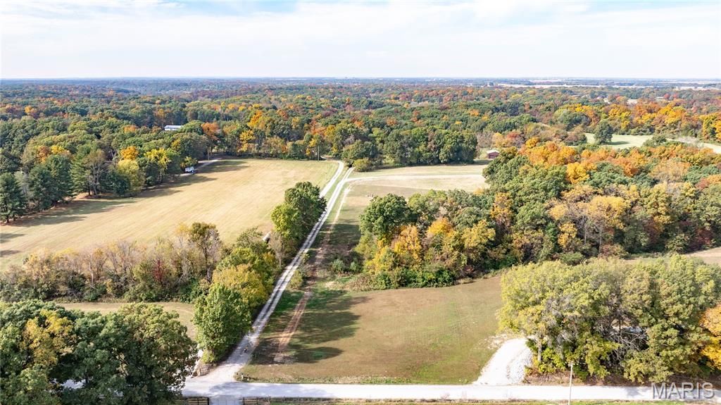 Image 2 of property listing at 20765 Oak Rest Road, Brighton, IL 62012