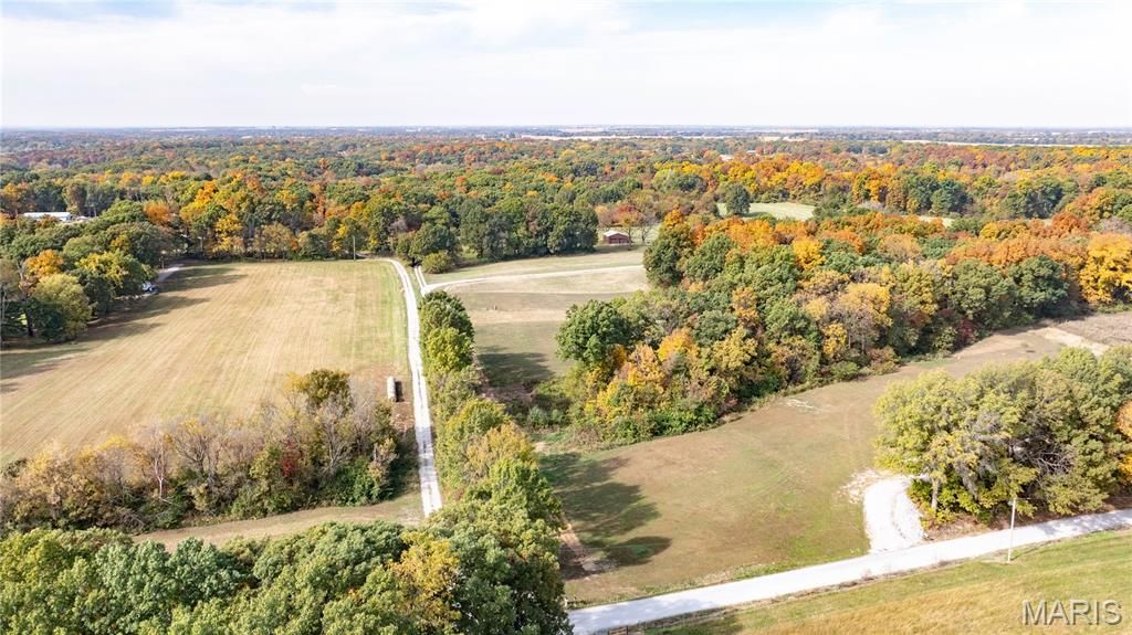 Image 3 of property listing at 20765 Oak Rest Road, Brighton, IL 62012