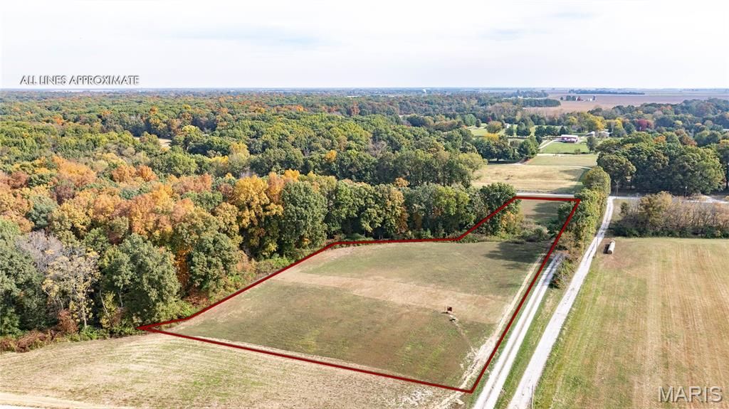 Image 4 of property listing at 20765 Oak Rest Road, Brighton, IL 62012