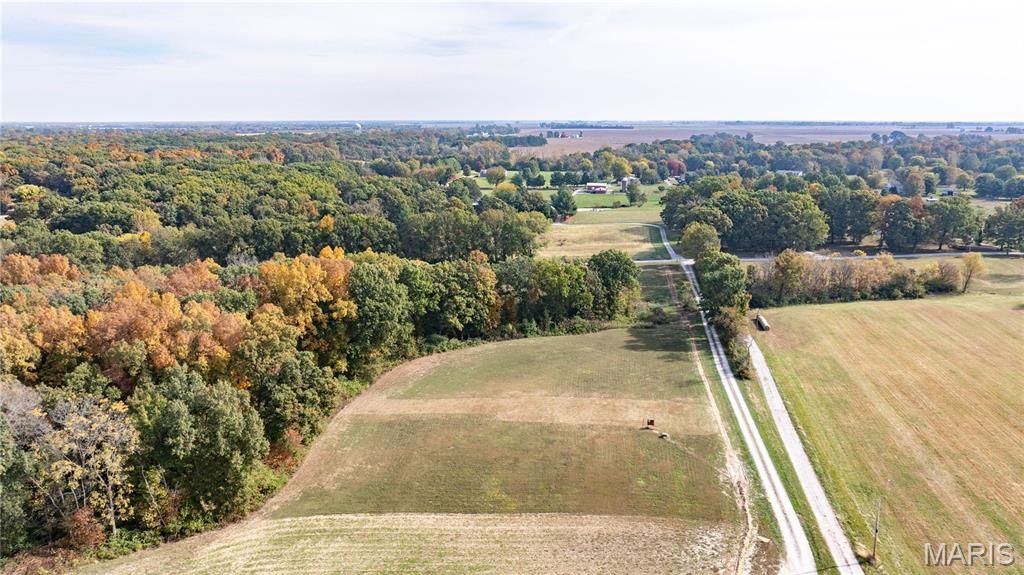 Image 6 of property listing at 20765 Oak Rest Road, Brighton, IL 62012
