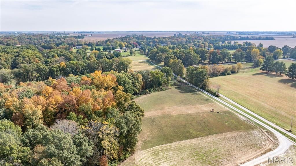 Image 7 of property listing at 20765 Oak Rest Road, Brighton, IL 62012