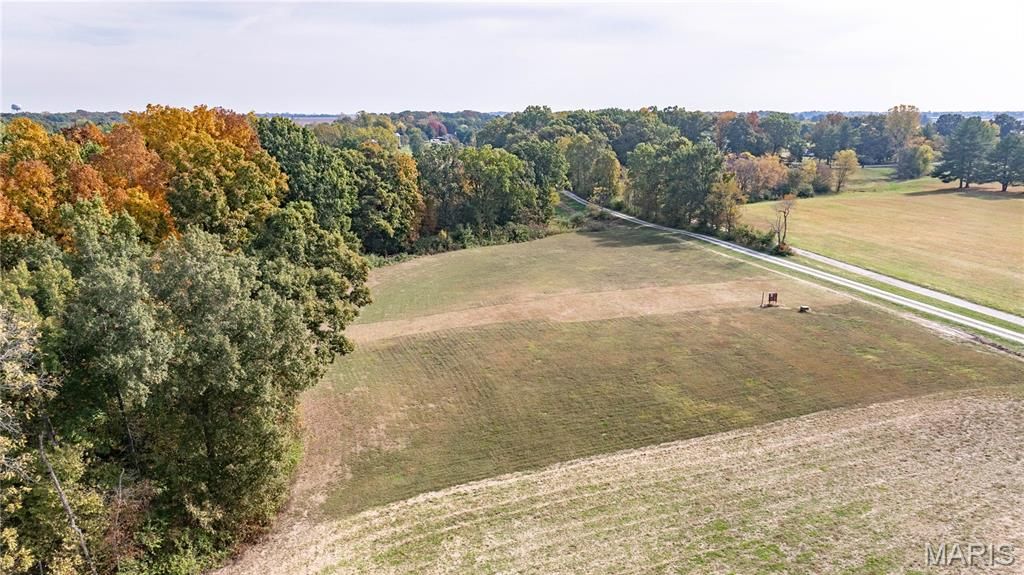 Image 8 of property listing at 20765 Oak Rest Road, Brighton, IL 62012