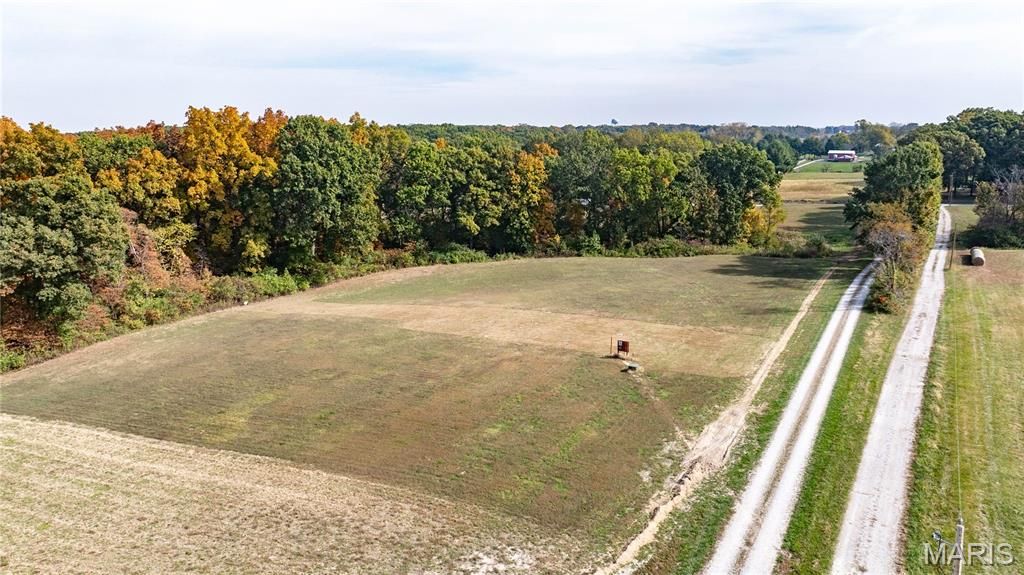 Image 9 of property listing at 20765 Oak Rest Road, Brighton, IL 62012