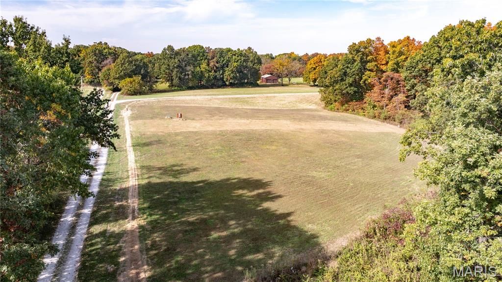 Image 10 of property listing at 20765 Oak Rest Road, Brighton, IL 62012