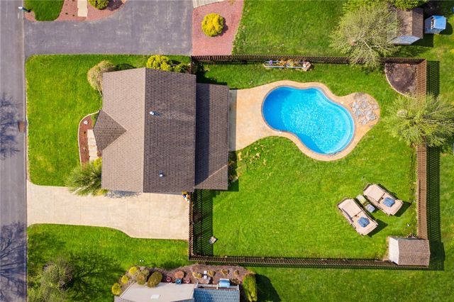 814 Cleardale Dr, Hempfield Twp, PA 15601