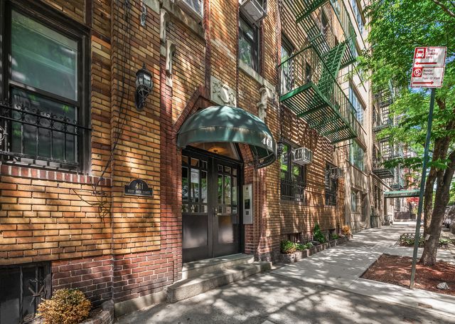 461 W 44th St Apt 6B, New York City, NY 10036