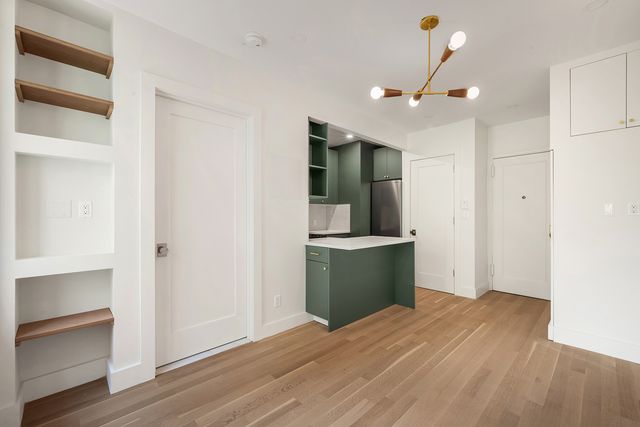 461 W 44th St Apt 6B, New York City, NY 10036