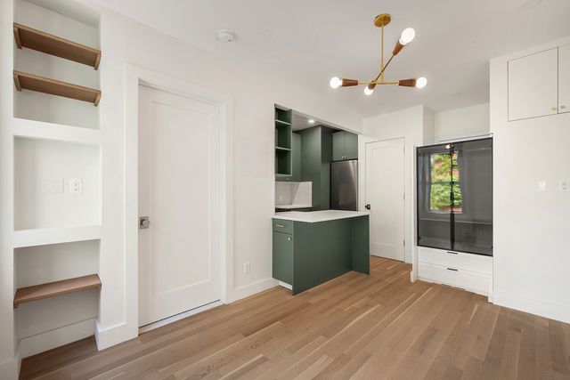 461 W 44th St Apt 6B, New York City, NY 10036